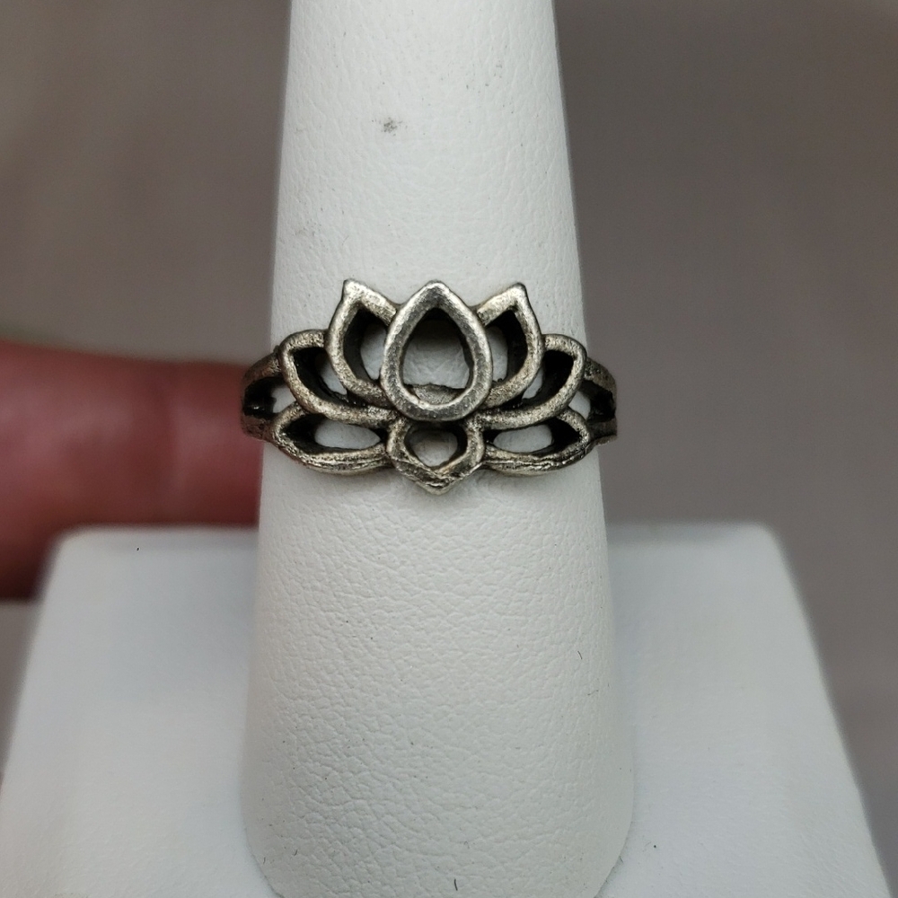 Chic Silver Lotus Flower Ring